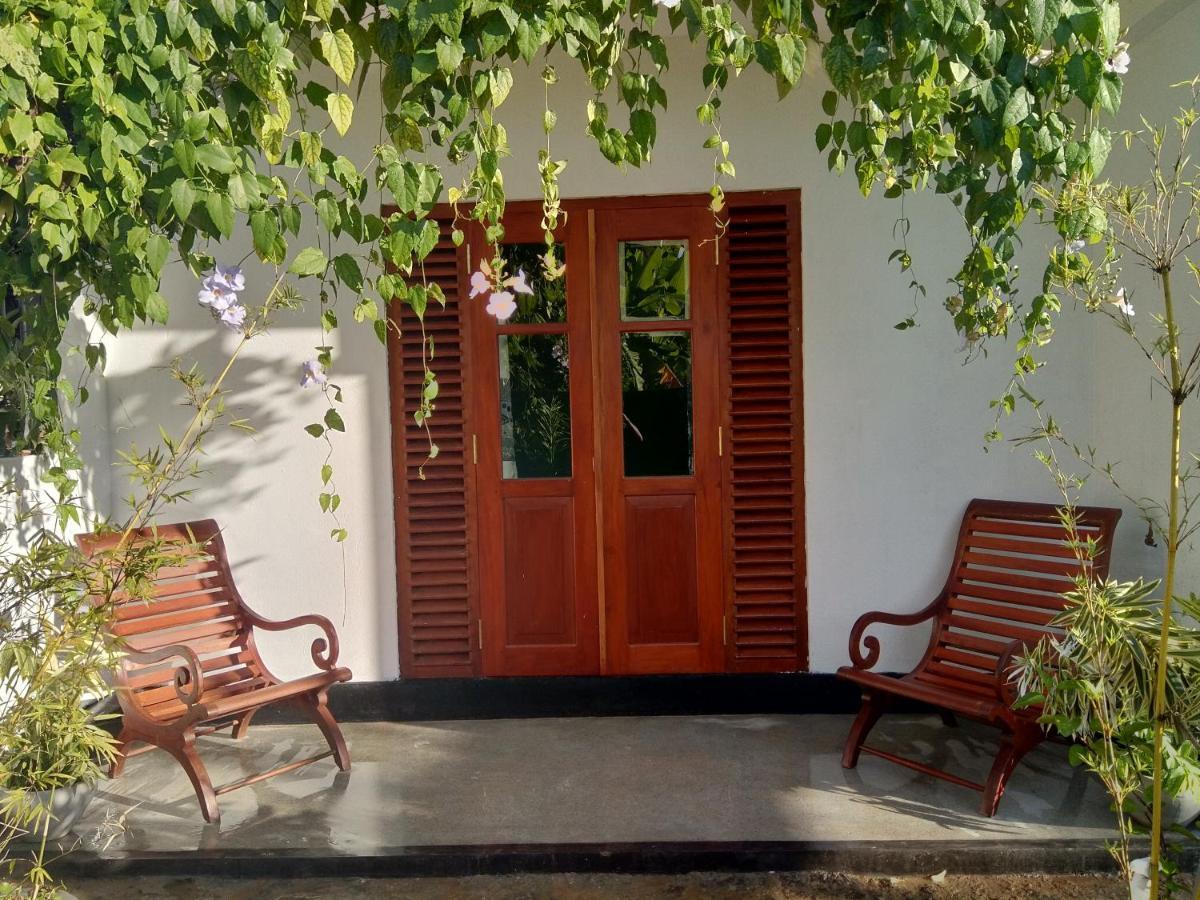 Mandara Rest Bed and Breakfast Hikkaduwa Exteriör bild